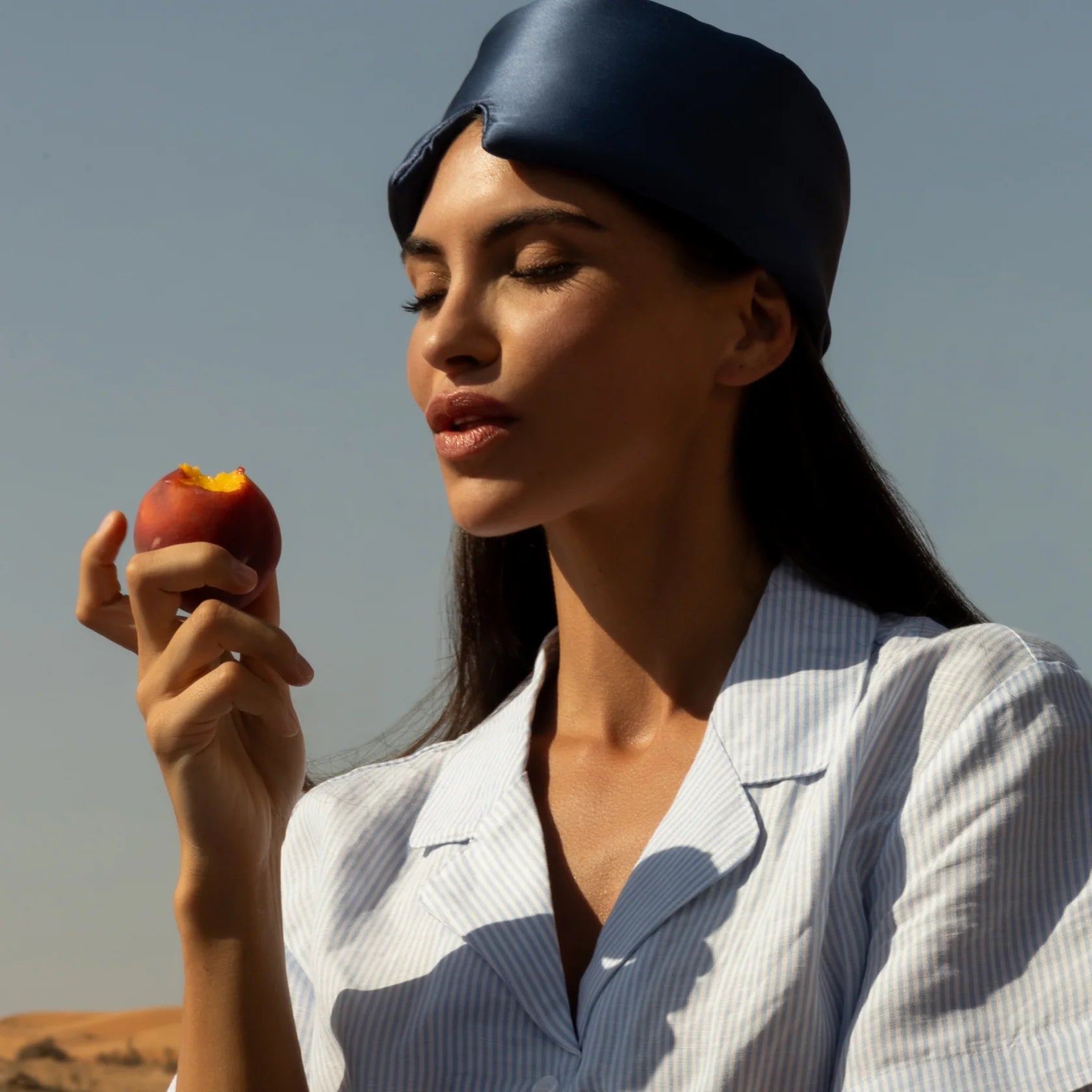 Describes the appearance of the image