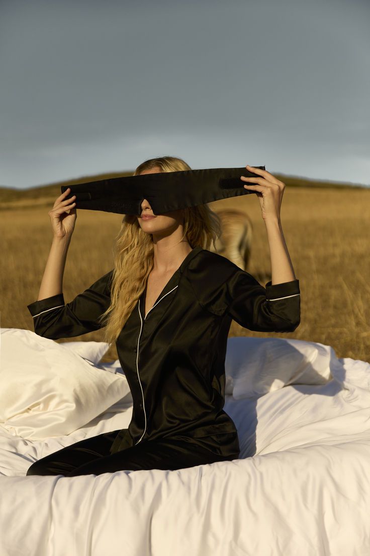 Describes the appearance of the image