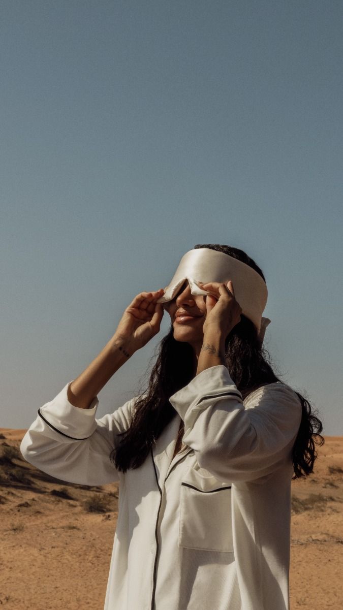 Describes the appearance of the image